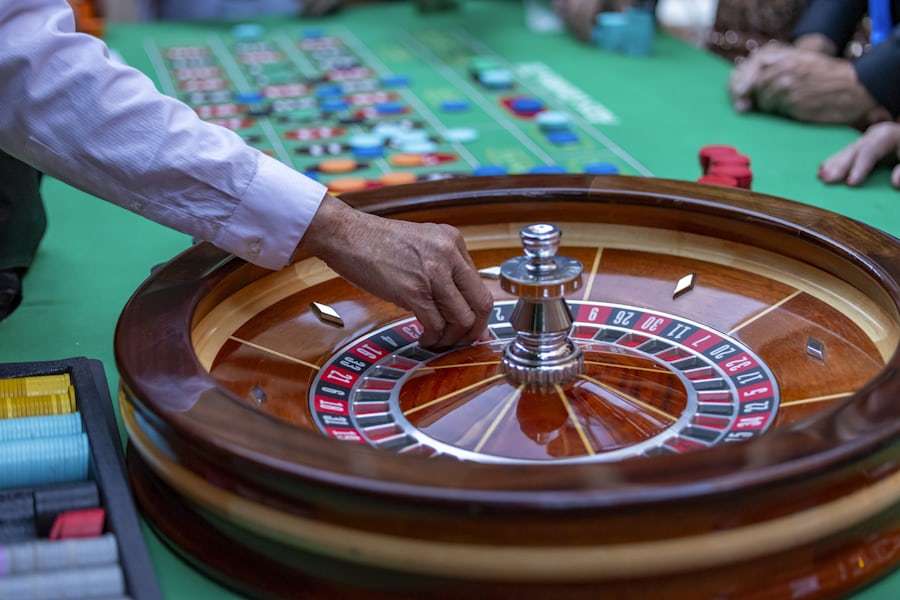 Meja permainan kasino dengan dealer dan kartu terbuka