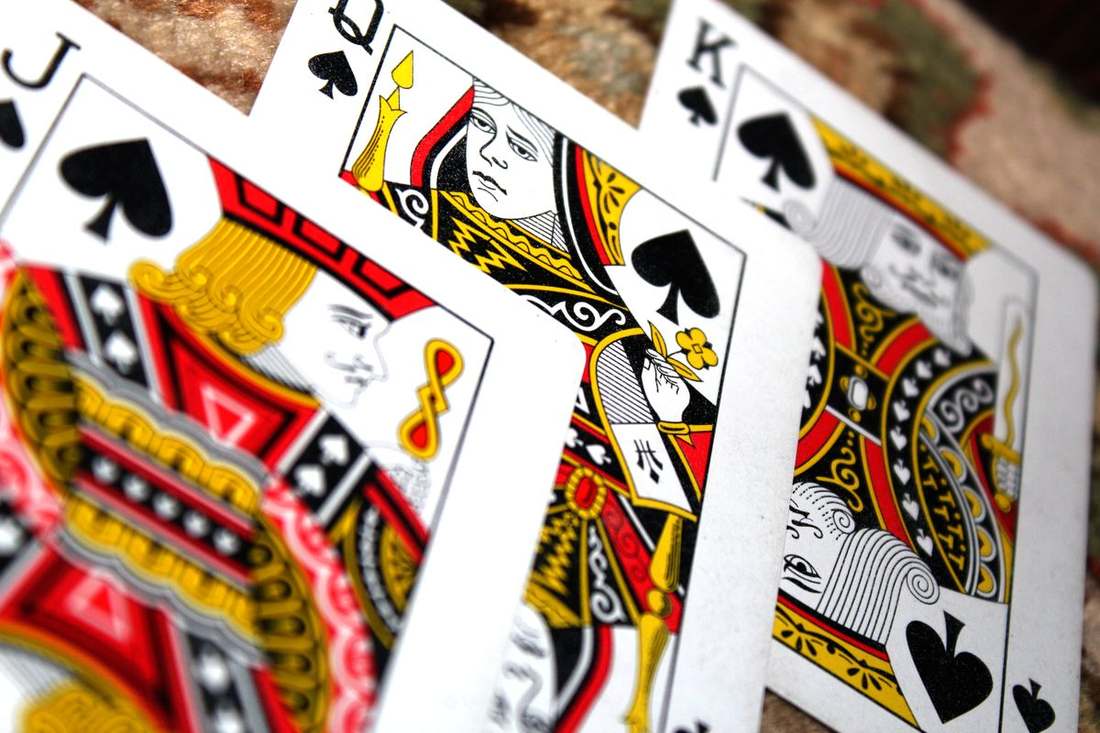 Kartu remi terbuka menampilkan kartu as dan kartu wajah