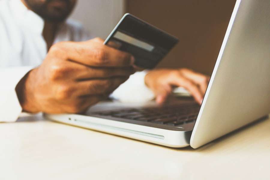 Kartu bank dan ponsel untuk pembayaran digital di atas meja