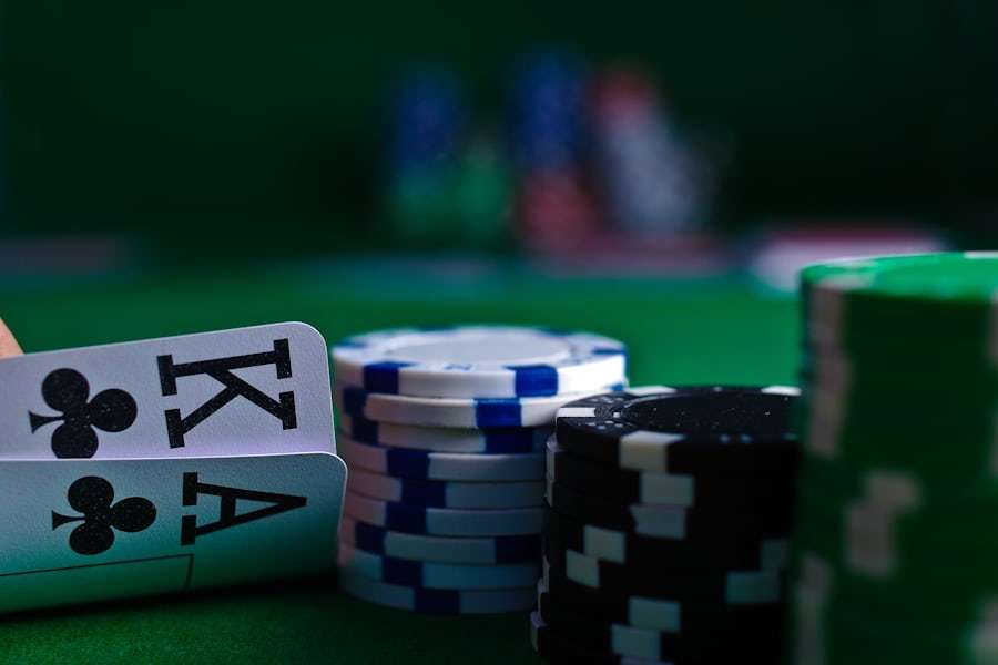 Kartu poker dan keripik tertata di atas meja felt hijau