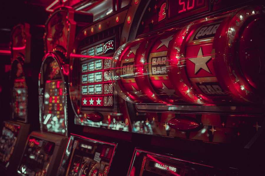 Deretan mesin slot dengan lampu menyala di kasino